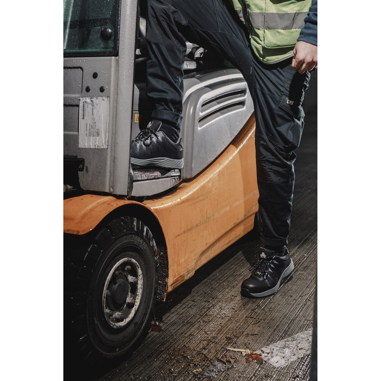 Amblers Safety AS717C Safety Trainer in Black